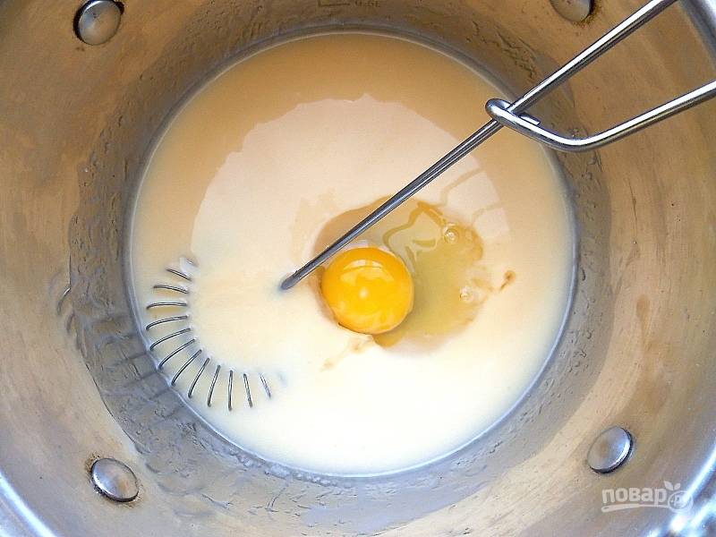 Добавьте яйца и немного взбейте венчиком до однородной массы.