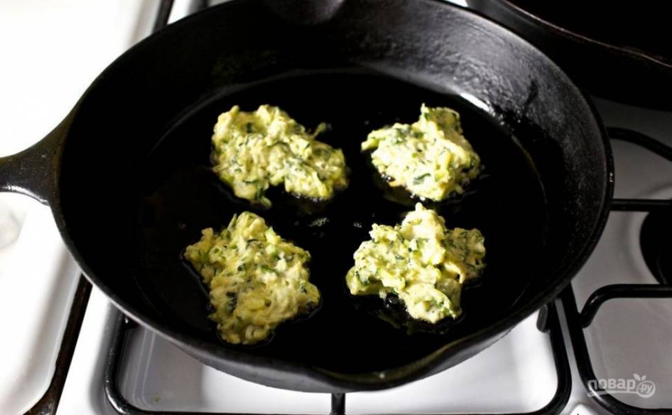 Теперь к кабачкам добавьте муку, соль, перец, яйцо, лук и все хорошо перемешайте.
На разогретую с маслом сковородку выкладывайте тесто столовой ложкой.