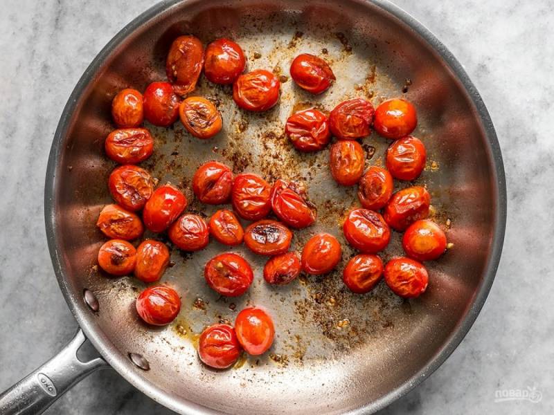 2.	В большой сковороде разогрейте оставшееся растительное масло и выложите томаты, готовьте их несколько минут, чтобы они слегка поджарились, несколько раз перемешивая. Натрите на терке оставшийся чеснок и добавьте к томатам.