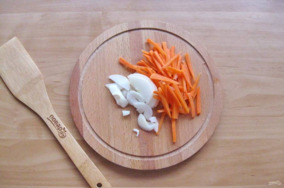 Морковь и репчатый лук очистите, помойте и нарежьте.