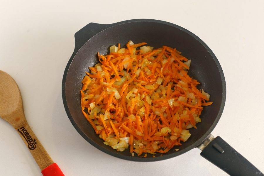 Лук с морковью обжарьте в сковороде.