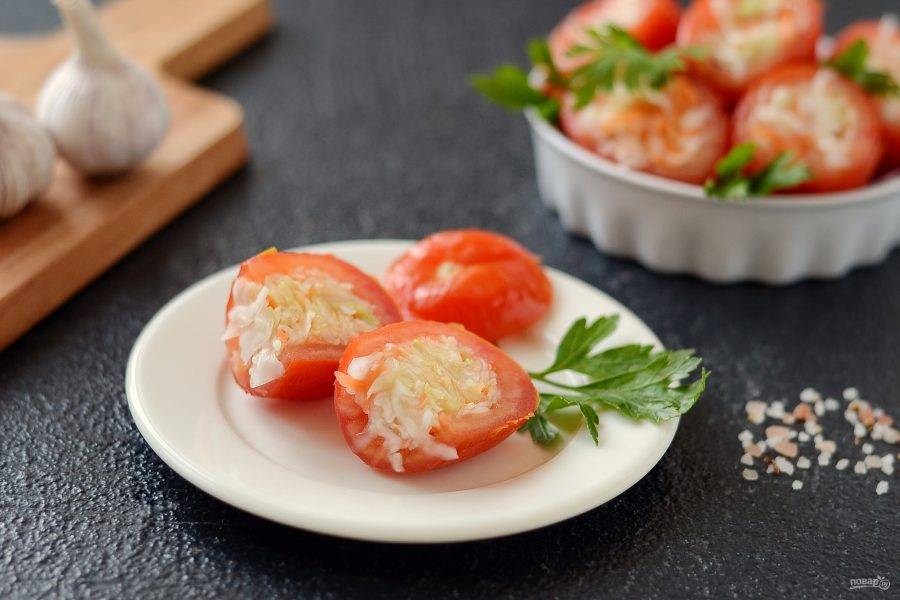 Малосольные помидоры фаршированные капустой готовы. Приятного аппетита!