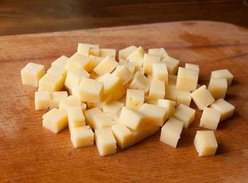 4. Сыр нарезаем небольшими кубиками.