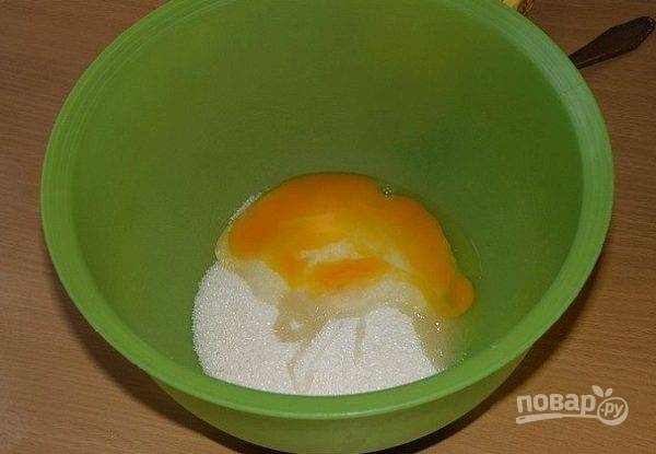 1.	Яйца и майонез заранее достаю из холодильника. Все составляющие помещаю в миску, добавляю сахарный песок и перемешиваю.