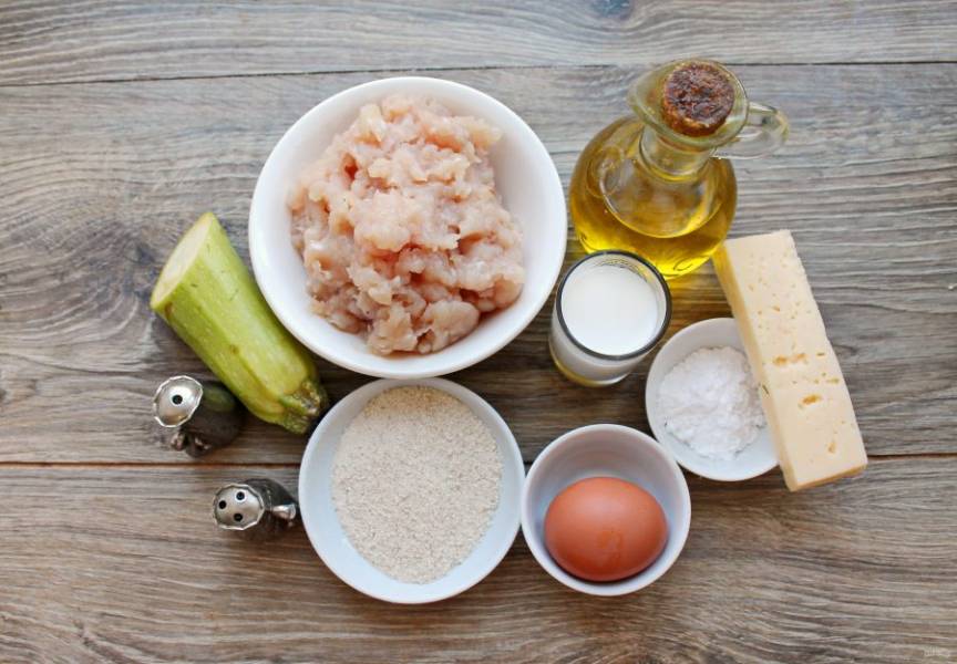 Подготовьте все необходимые ингредиенты для приготовления куриного суфле с кабачками в духовке. Кабачок вымойте и удалите края плода.