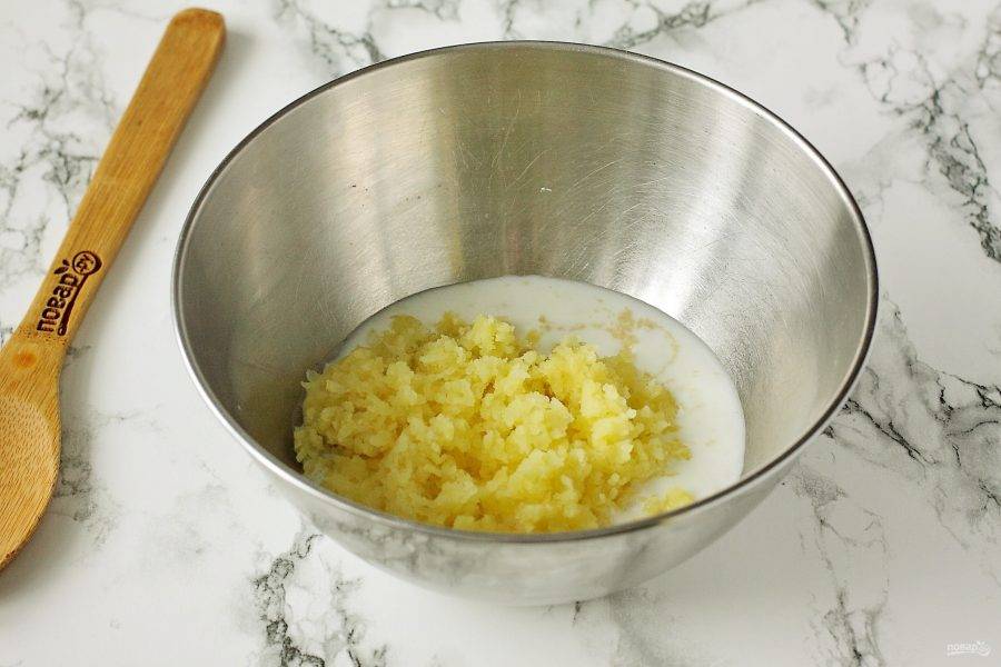 Добавьте кефир и тертый на мелкой терке картофель.