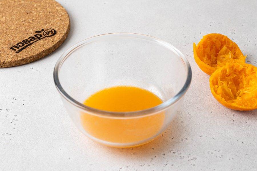 Выжмите из мандаринов сок. Потребуется 100 мл. сока. Можно в случае необходимости долить воды.