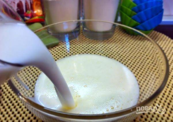 В полученную яично-сахарную массу влейте стакан кефира. Он может быть любой жирности. Можно использовать домашний кефир. 