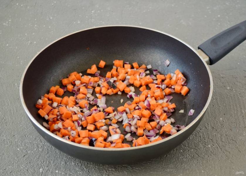 Нарежьте морковь и лук кубиками, затем потушите на среднем огне до мягкости. Посолите по вкусу. 