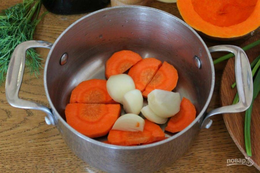 2. В кастрюлю кладем нарезанный крупно лук и морковь.