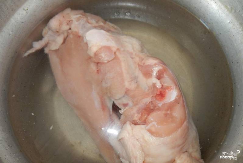Варим простой бульончик на основе куриного мяса, на его варку ообычно уходит от 30 до 40 минут. Воду солим.