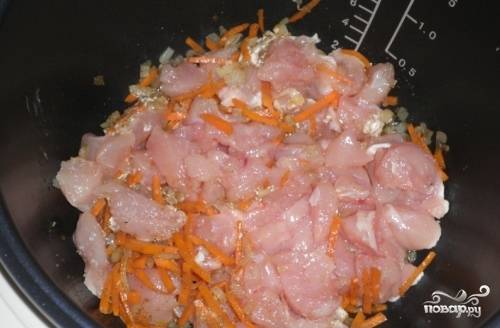 Куриную грудку надо хорошо помыть, отрежьте филе. Дальше филе нарежем небольшими кубиками и отправим к овощам. Добавим соль и перец по вкусу, обжарим на протяжении 5 минут.