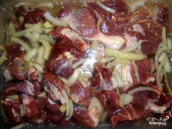 Перемешиваем мясо с луком и специями. Желательно мясо хорошо помять, чтобы оно дало сок. Заливаем минеральной водой( примерно полтора стакана). 