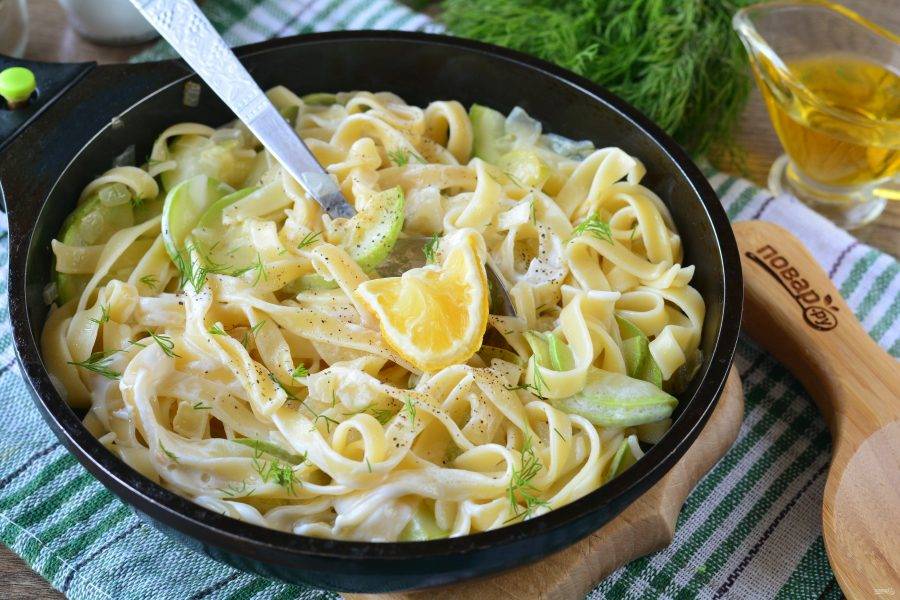 Цуккини спагетти. Фетучини из цукини. Кето кабачки спагетти. Паста с курицей и цукини. Спагетти из кабачков в сливочном соусе рецепт.