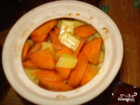 Следующим слоем идут картофель и морковь, которые мы тоже немного подсаливаем. 