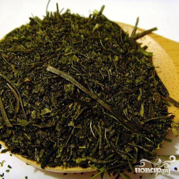 Наиболее популярная форма такого чая – «хвоя». Возьмите 1-2 чайные ложки такого чая, в зависимости от того, насколько крепкий чай вы предпочитаете, и поместите из в сухой керамический заварочный чайник.