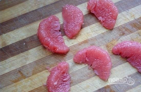 Грейпфрут очистите от плёночек (т.к. они очень горчат). Перец промойте и нарежьте тонкой соломкой. Листья салата промойте.