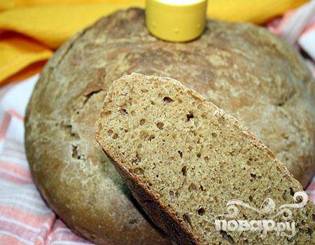 5.	Перекладываем готовый хлеб на решетку, смочив хлеб водой, накрываем салфеткой и даем остыть. Хлеб готов.