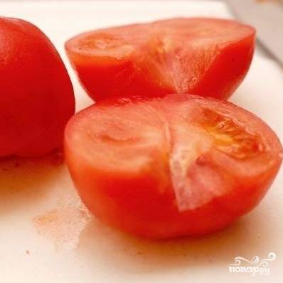 Помидоры очищаем от кожуры и нарезаем произвольными небольшими кусочками