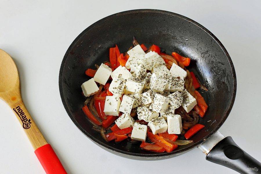 Затем добавьте сыр нарезанный кубиками, соль и базилик. Вообще специи можете использовать любые по вкусу.