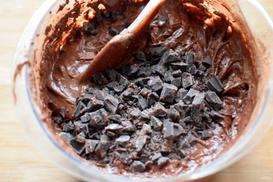 В последнюю очередь добавьте в тесто нарубленный шоколад и перемешайте лопаткой.