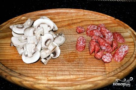 Нарезаем грибы и колбаску как показано на фото. Колбаска не обязательна, как уже было сказано ранее.