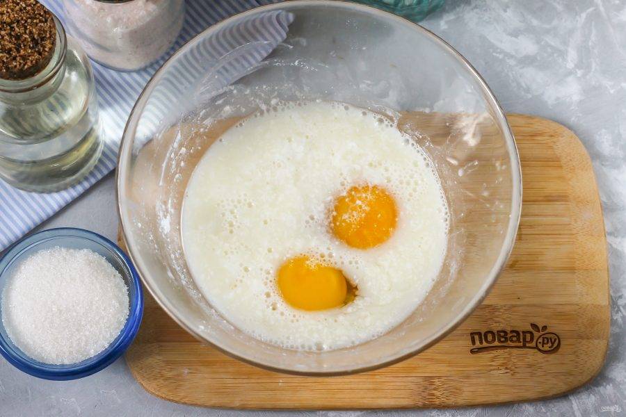 Вбейте куриные яйца в глубокую емкость, влейте туда же простоквашу или молоко любой жирности. Всыпьте сахар и соль. Соль добавлять обязательно – она оттеняет сладость блинчиков. Взбейте все вилкой или венчиком.