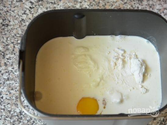 2.	К сухим ингредиентам влейте теплое молоко, добавьте сливочное масло, куриное яйцо.