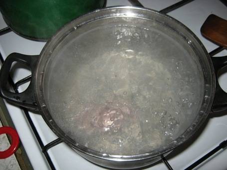 2. Как только вода в кастрюле закипит - бросаем туда кусочек мяса, ждем 10 секунд, и перебрасываем его на сковородку. И так с каждым. Таким образом сок никуда не денется, мясо останется мягким и вкусным.