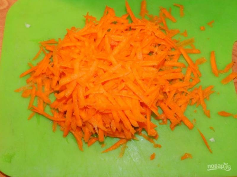 Добавьте к мясу тертую морковь. Обжаривайте еще минут 5. Затем выложите все в кастрюлю, залейте горячей водой. Доведите до кипения.