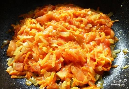 Затем добавьте в мультиварку болгарский перец и помидоры. Обжаривайте овощи еще 5 минут.