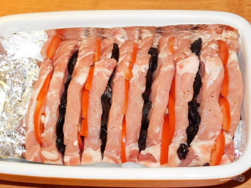 Смажьте мясо по всему верху оливковым маслом и поставьте в духовку, разогретую до 210 градусов, на 1,5 часа.