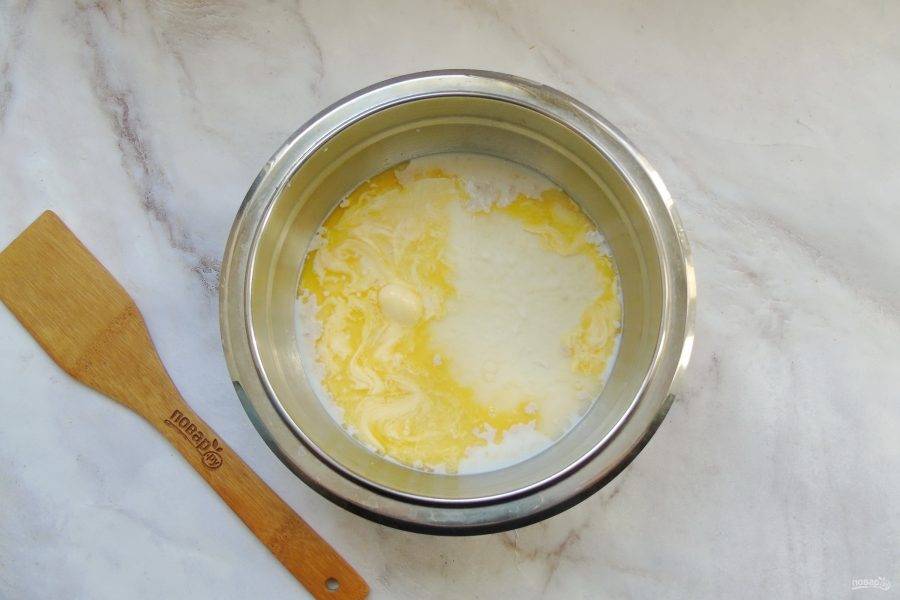 Сливочное масло или маргарин растопите, немного охладите и добавьте в тесто.