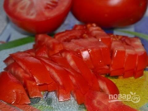 Свежие помидоры нарезаем полосками.