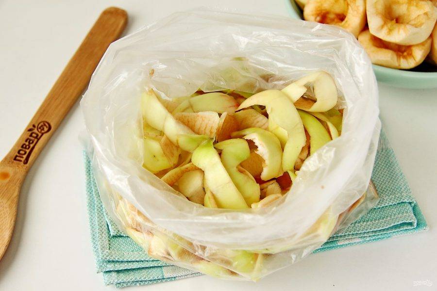 Кстати, не спешите выбрасывать яблочную кожуру. Ее можно заморозить и варить из нее компоты или добавлять в чай. В кожуре содержится много витамином, она очень ароматная и ее смело можно пустить в дело!