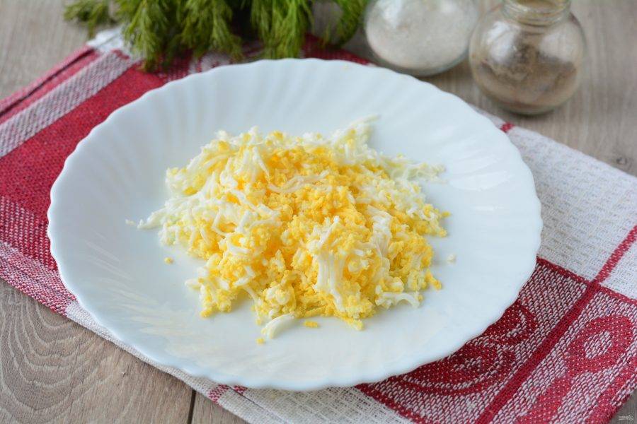 Яйца варите 7-8 минут, остудите, почистите и натрите на терке.