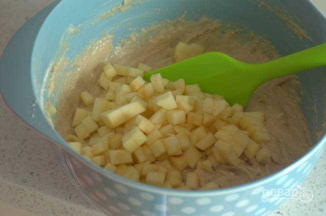 3. В глубокой мисочке взбейте все ингредиенты для теста - яйцо, сливочное масло, кефир, сахар, муку, ванильный экстракт, соль и специи. Добавьте яблоки и аккуратно перемешайте. 