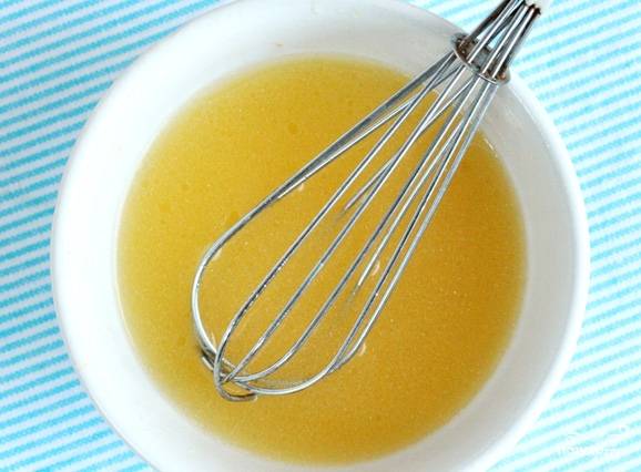 Затем готовим заправку к салату. В миске смешаем грейпфрутовый сок, апельсиновый сок, сахар (2-3 ст. ложки), белый винный уксус, оливковое масло и соль.
