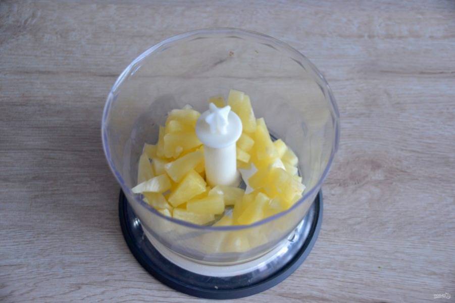 Выложите кусочки ананаса в чашу.
