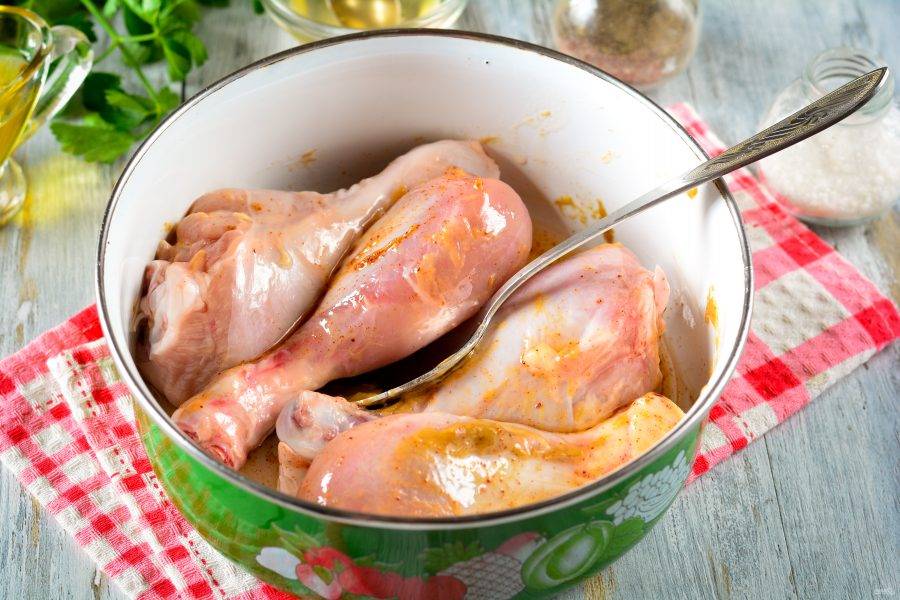 Смешайте маринад с курицей, оставьте мариноваться на 30-40 минут, прикрыв емкость крышкой.