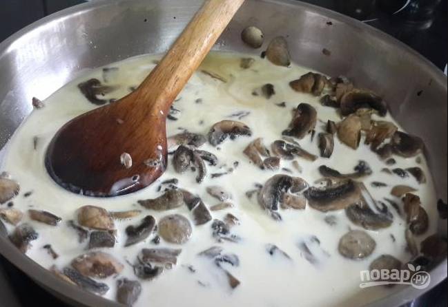 Жарьте грибы до легкой золотистости. Затем добавьте соль и перец, влейте сливки.