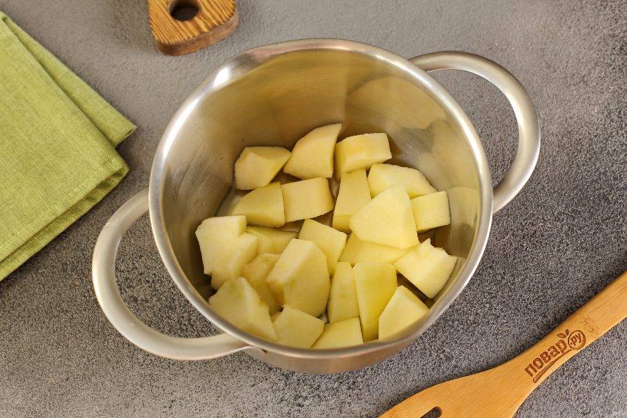 Яблоко помойте, удалите сердцевину и очистите от шкурки. Нарежьте яблоко кусочками, переложите в сотейник или кастрюлю, добавьте 50-70 мл. воды и варите до мягкости.
