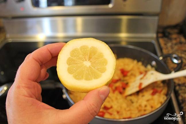 Всё перемешайте. Немного потушите (минуты 3-4) и добавьте лимонного сока.