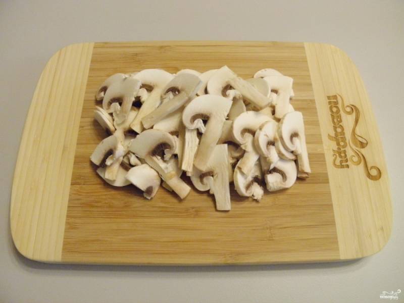 Очищенные и вымытые грибы порежьте тонкими пластинками.