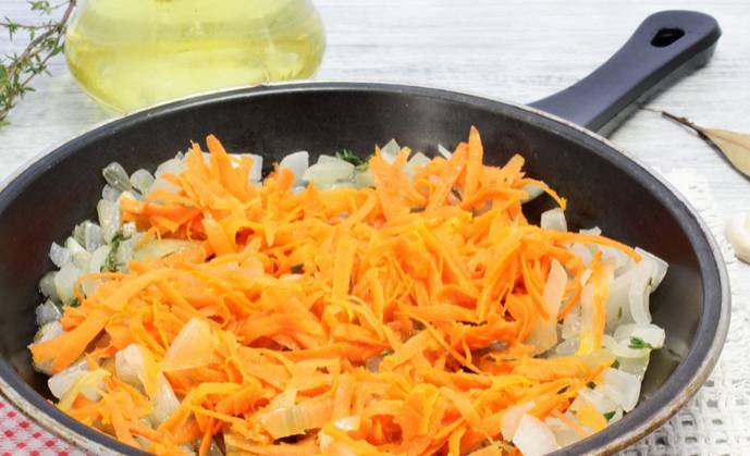 Лук, чеснок и морковь измельчаем и обжариваем на растительном масле. Добавляем тимьян и готовим до мягкости овощей.