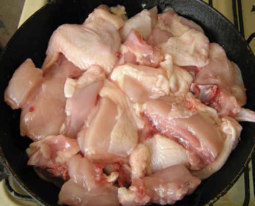 2. Отправляем мясо на сковороду, не добавляя никаких жиров! Поставьте слабый огонь и начинайте жарить мясо.
