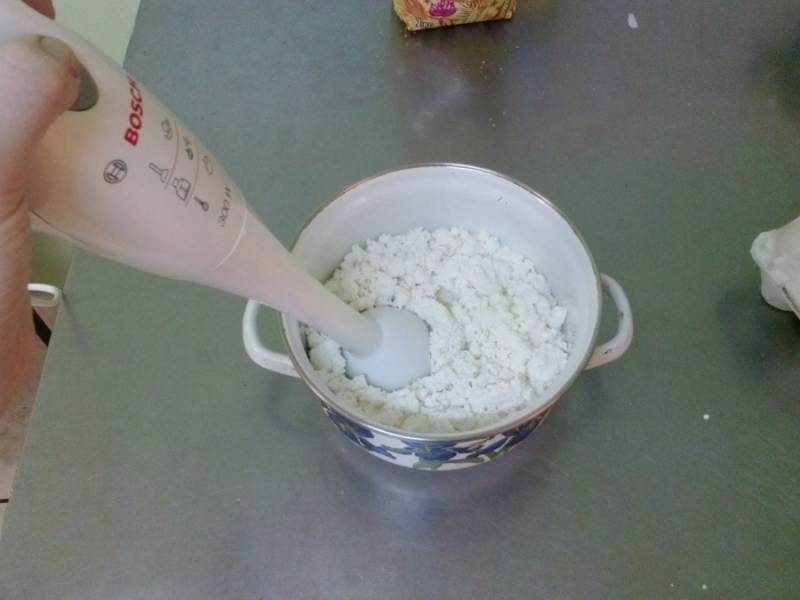 Измельчаем творог блендером.