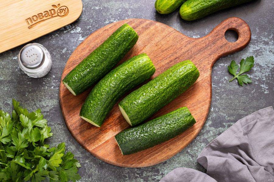 Огурцы помойте, отрежьте кончики.