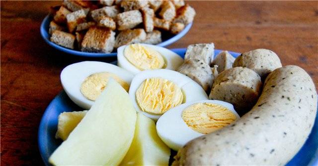 Яйца режем пополам, колбаску дольками, картофель ломтиками.