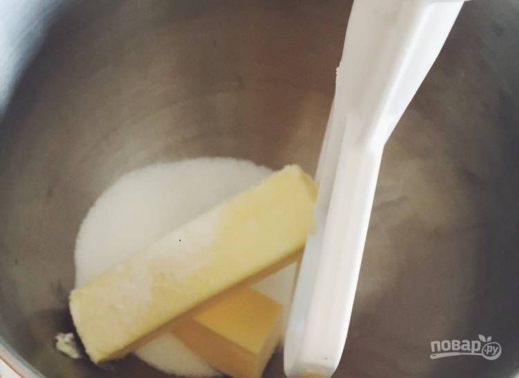 1.	В чашу миксера выложите размягченное сливочное масло, добавьте к нему сахар и взбейте на слабых оборотах, затем вбейте яйцо.